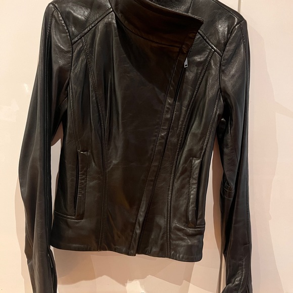 Asymmetrical Danier leather jacket, size XS, barely worn - Picture 3 of 5